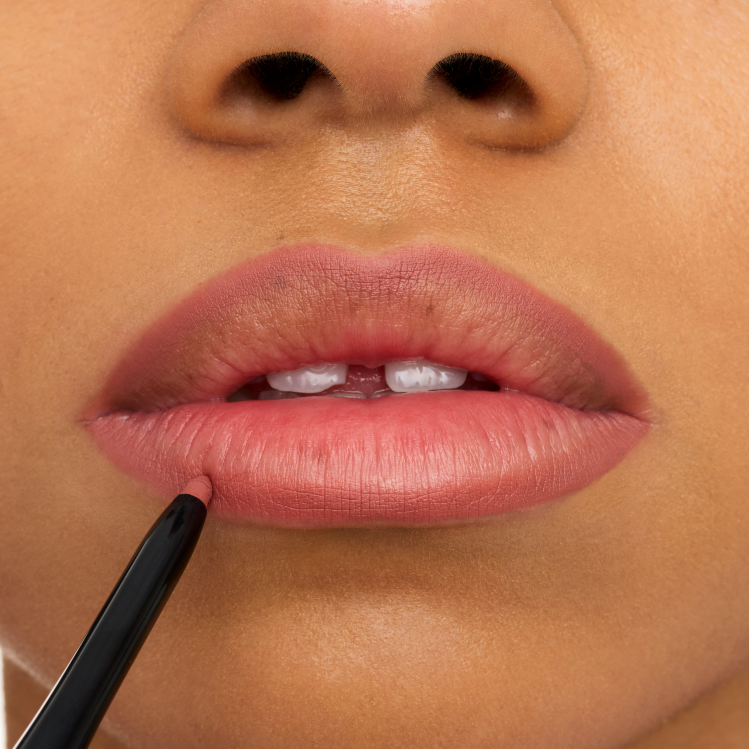 Delineador De Labios 8h Matte Confort 02 ESSENCE 3 G