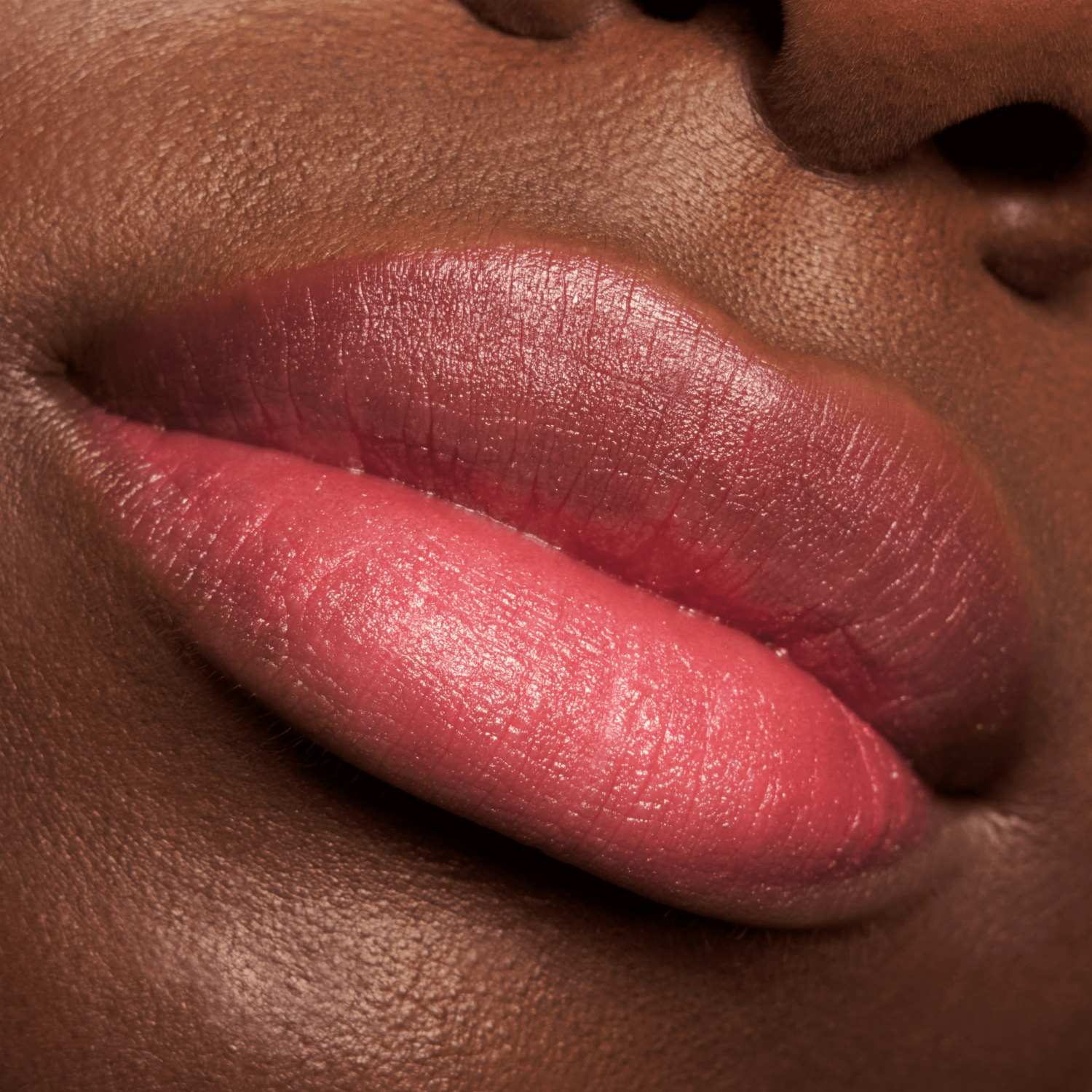 Labial En Barra Meta Glow Colour ESSENCE 3.4 G