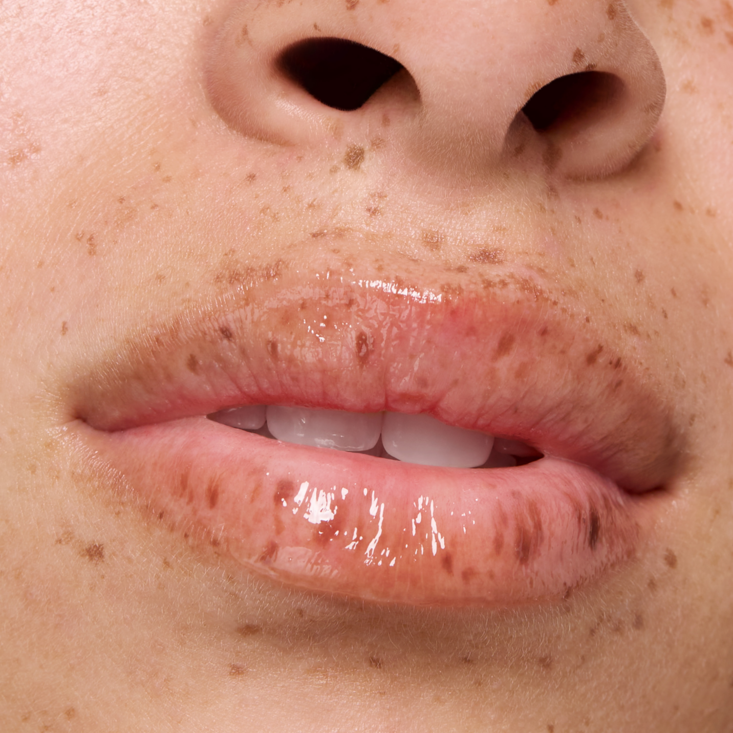 Brillo Labial Con Tratamiento The Super Peptide Glossy. ESSENCE 10 Ml