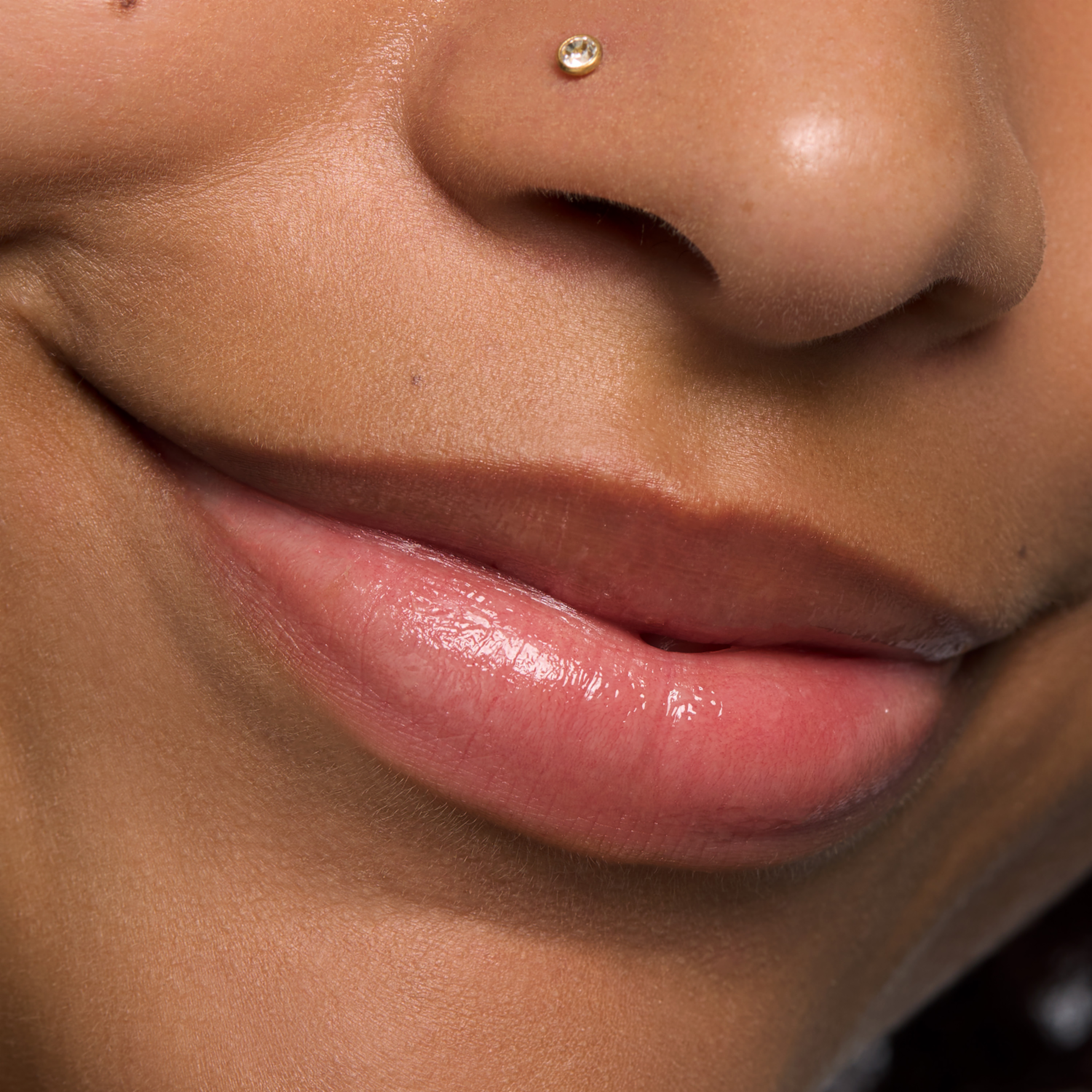 Brillo Labial Con Tratamiento The Super Peptide Glossy. ESSENCE 10 Ml