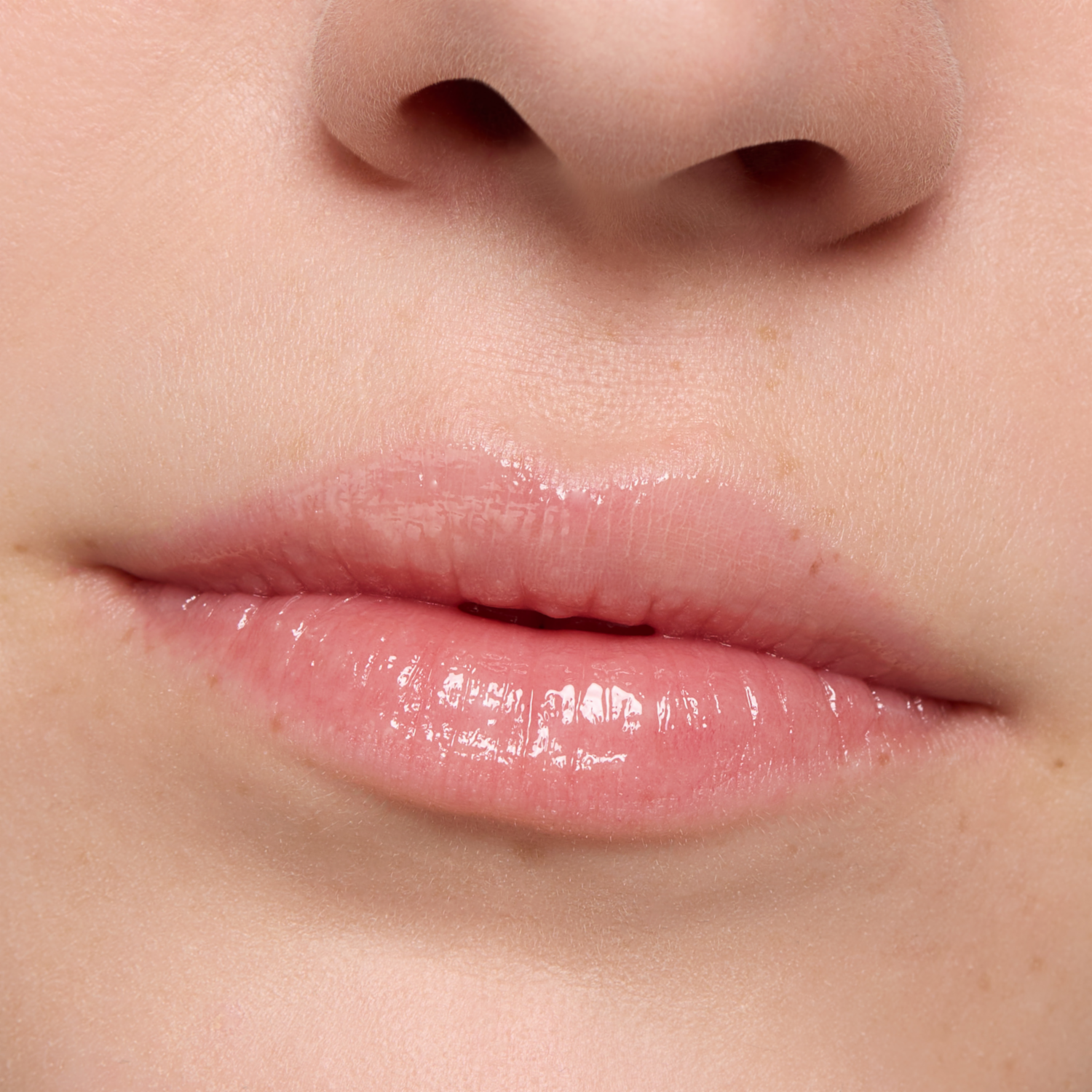 Brillo Labial Con Tratamiento The Super Peptide Glossy. ESSENCE 10 Ml